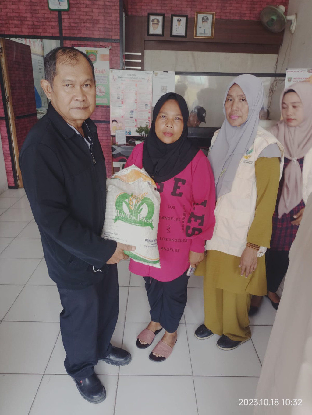 Pendistribusian beras gratis dari Bulog