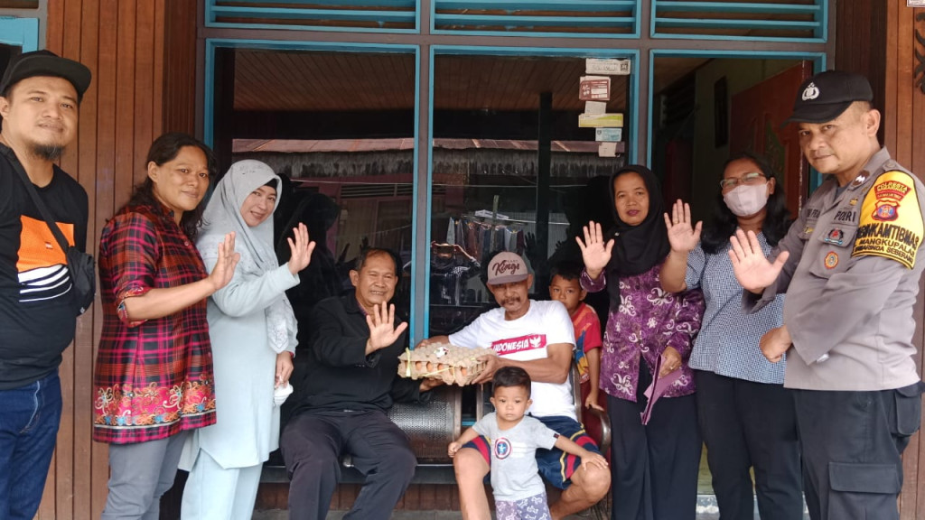 Pemberian Donasi Telur untuk Anak Stunting di LIngkungan Posyandu Cumi-Cumi