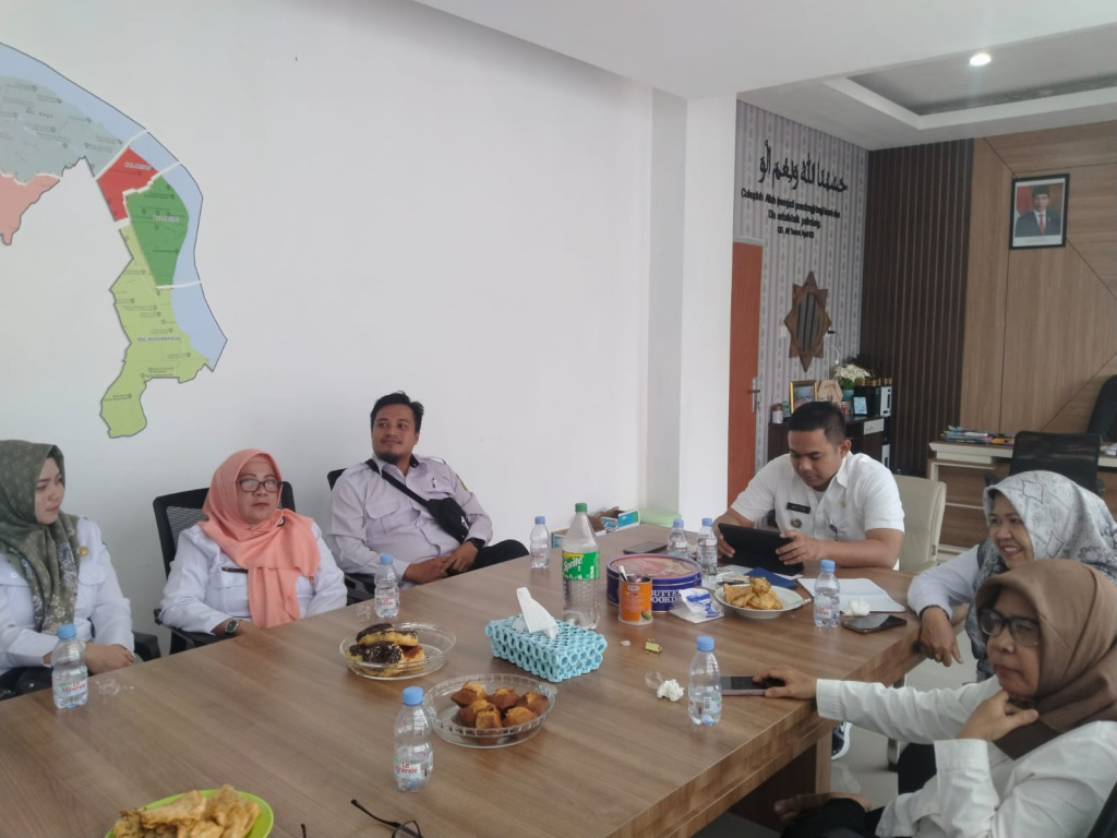 Rapat koordinasi terkait rencana studi banding untuk kasi kesra dan ekobang di kantor camat samarinda seberang