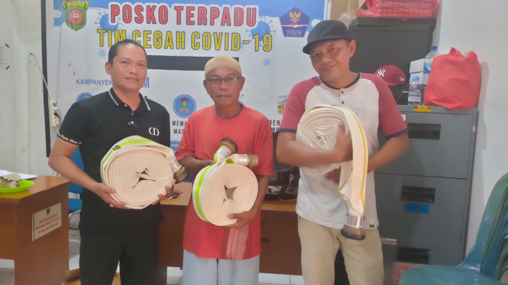 serah terima selang pemadam Rt.08