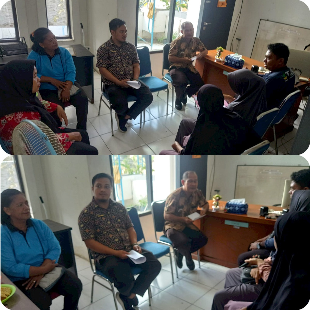 Rapat internal membahas kegiatan penempelan stiker miskin ekstrim