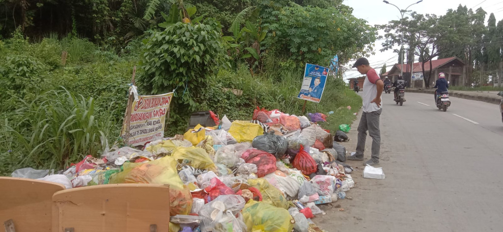 Monitoring Tumpukan Sampah di Jalan Ampera Teluk Bajau