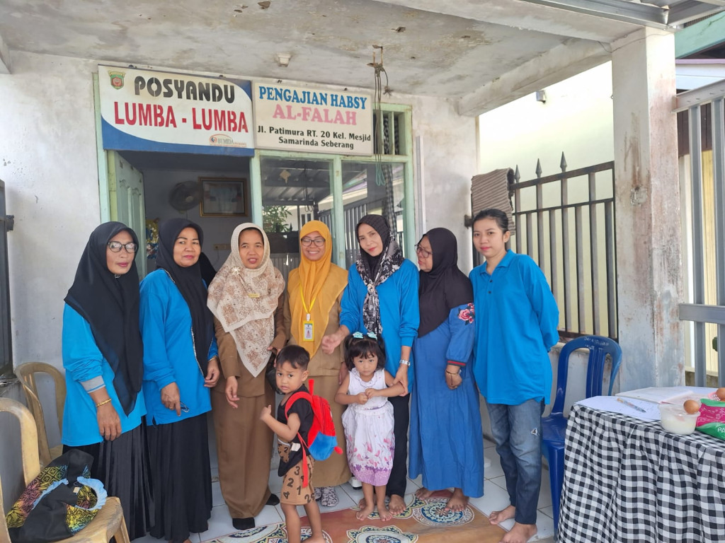 Giat posyandu Lumba-Lumba di RT 04 (penimbangan dan pemberian vit A pada bayi & balita)
