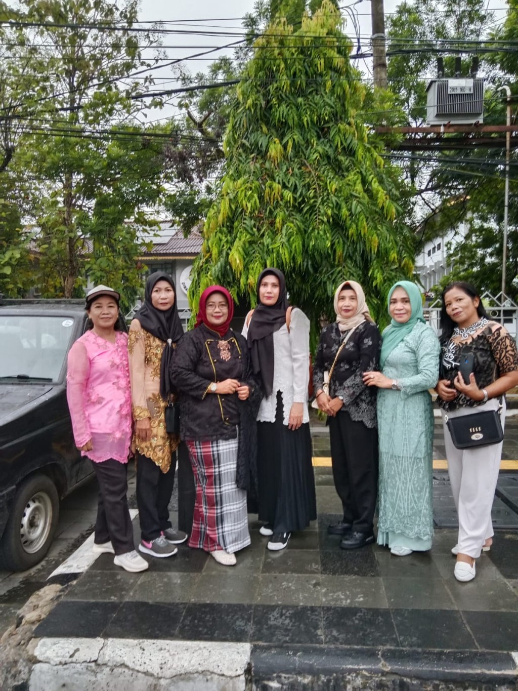 Giat Ibu-ibu PKK Mangkupalas di depan gedung Kearsipan Daerah ( Car Free Day Berkebaya)