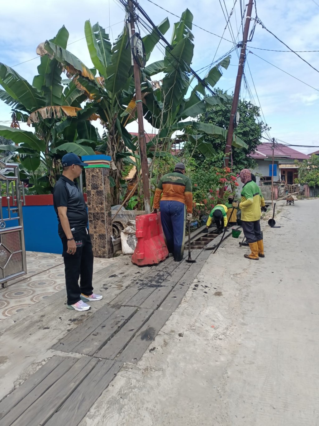 Pengerukan drainase di jalan Manunggal