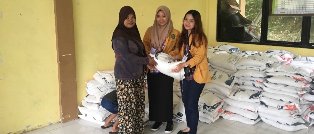 PEMBAGIAN BERAS BULOG OLEH KELURAHAN MUGIREJO