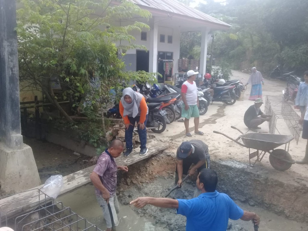 Gotong royong bersama Kecamatan, Kelurahan dan warga mugirejo di jalan poros mugirejo tgl 30 Juni 2019