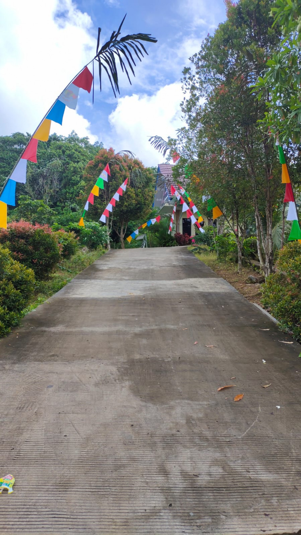 Pemasangan bendera di wilayah Kelurahan Mugirejo