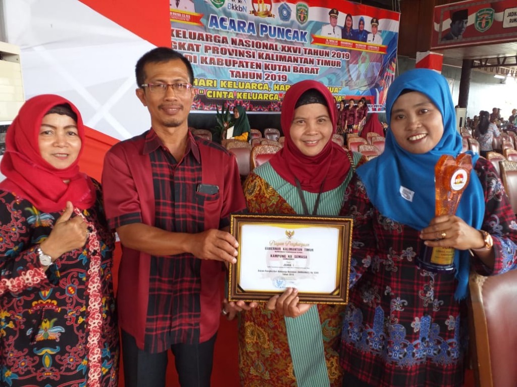 Penghargaan kepada Kampung KB Semasa Bukuan sebagai Juara I pengelolaan kampung KB kategori kota