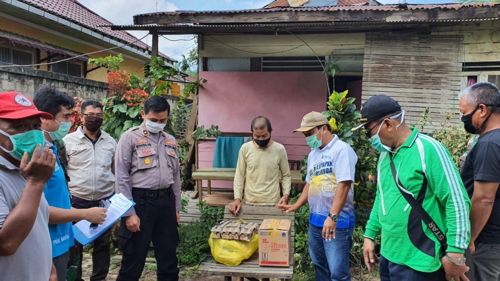 Silaturahmi dan penyerahan paket sembako dari PT SBJ, masker kpd warga bantuas yg wajib isolasi mandiri