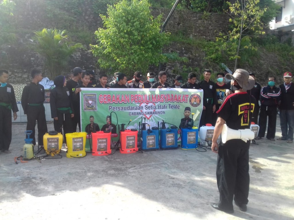 Baksos penyemprotan desinfektan kota samarinda oleh PSHT cabang samarinda