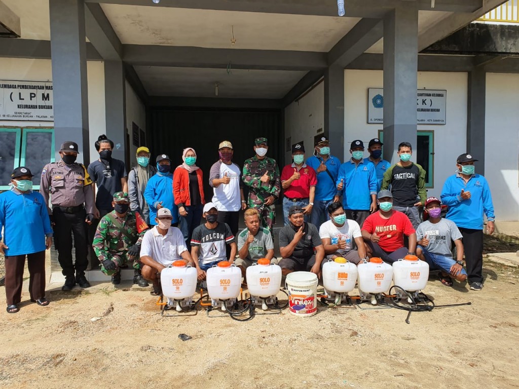 Penyemprotan disinfektan massal kel Rawa makmur 52 RT, kel bukuan 46 RT dan penyerahan tali asih utk keluarga PDP di simpang pasir