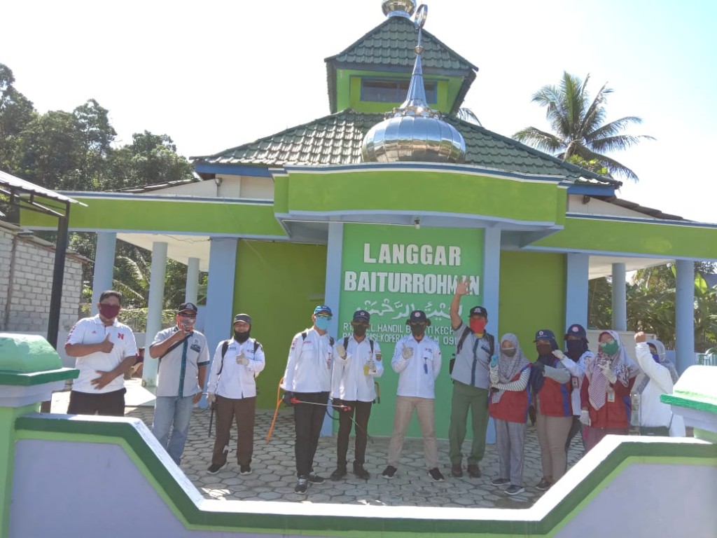 Penyemprotan Disenfektan di Kelurahan Handil Bakti. PMI / KSR Kecamatan Palaran