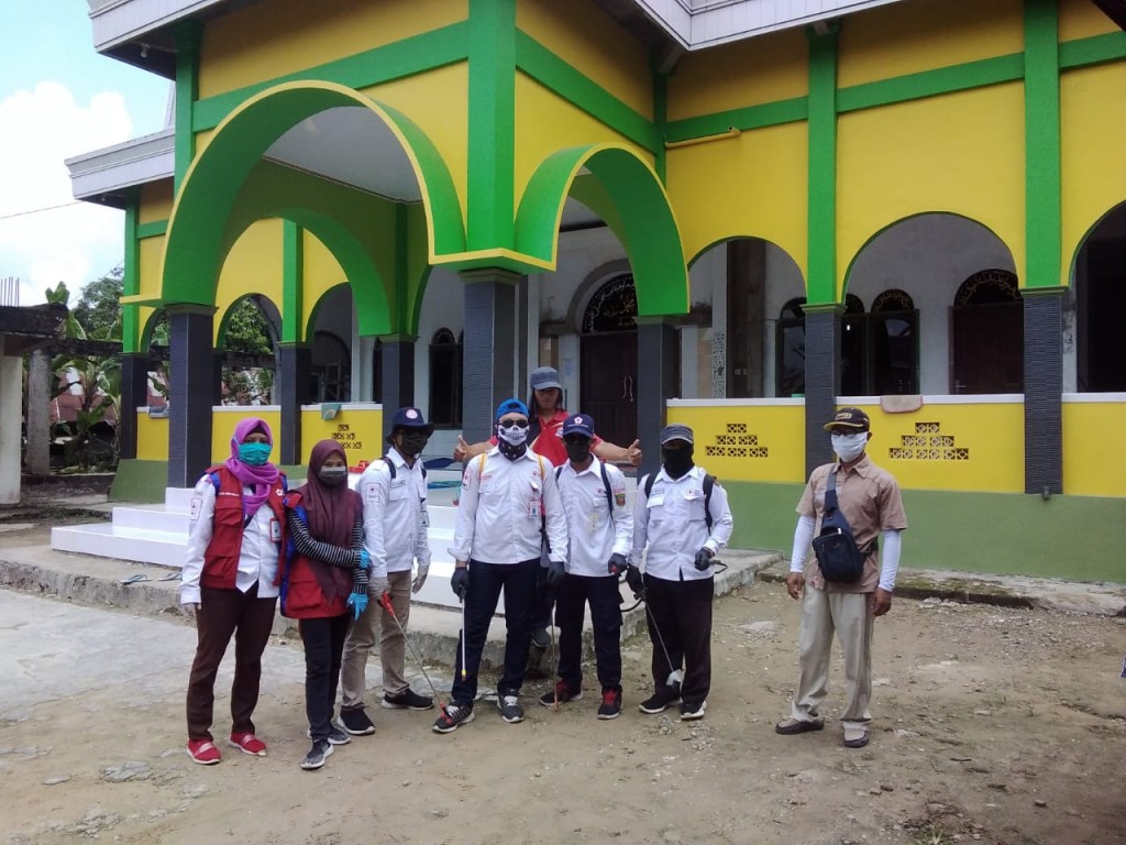 Penyemprotan di Kelurahan Simpang Pasir