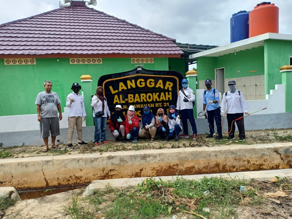Kegiatan penyemprotan Desinfektan di Kelurahan Bukuan oleh PMI Palaran