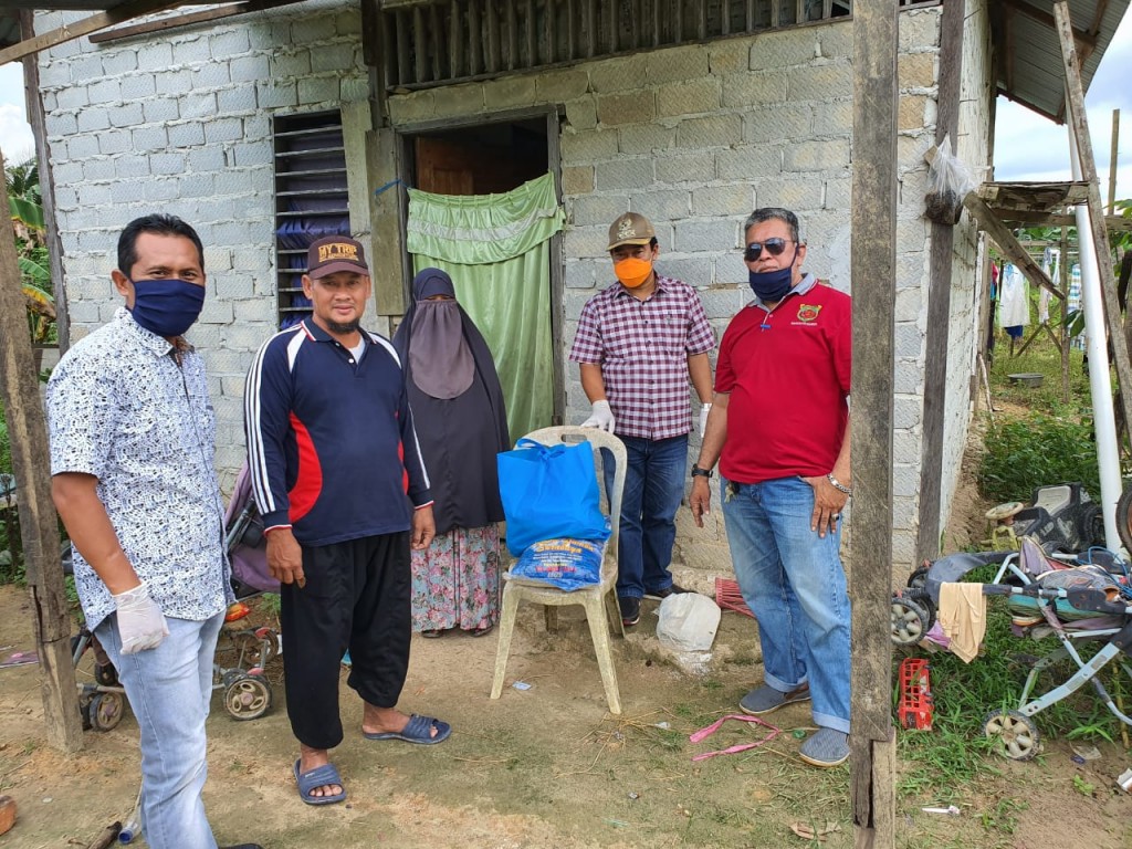 Bersama anggota DPRD kota Samarinda, ( pak Jasno) ,  lurah Simpang Pasir menyerahkan paket Sembako ( HIPMI dan PT. MEC )  kpd anggota keluarga PDP di kel. Simpang pasir