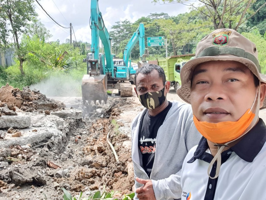 Penggalian parit utk cegah banjir di mangkujenang dgn 2 excavator dan 3 dumptruk bantuan PT. Sungai Budi Aliong