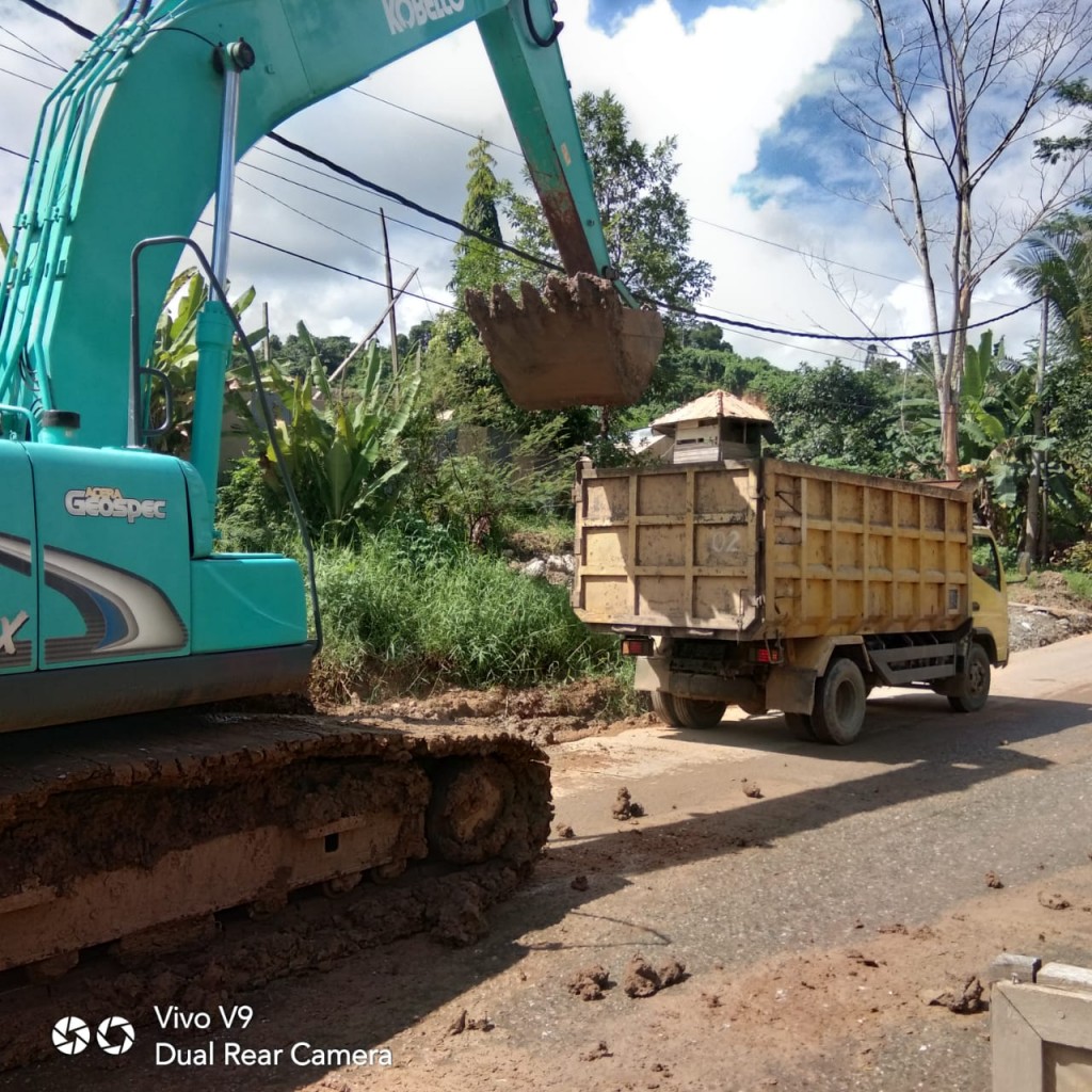 Pengerokan Parit di Mangkujenang