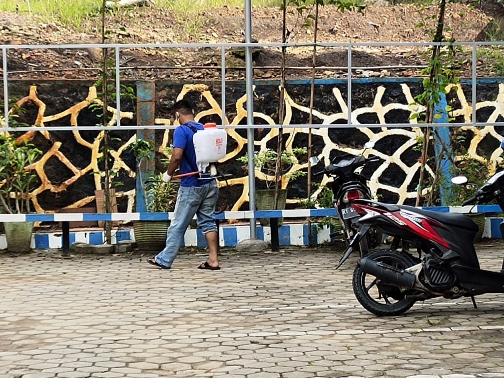 Penyemprotan Disenfektan Kantor Kecamatan Palaran