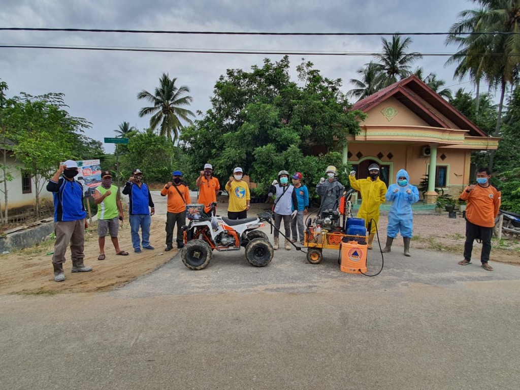 Giat Minggu Kerja bhakti dan penyemprotan disinfektan secara massal di wilayah Kecamatan Palaran
