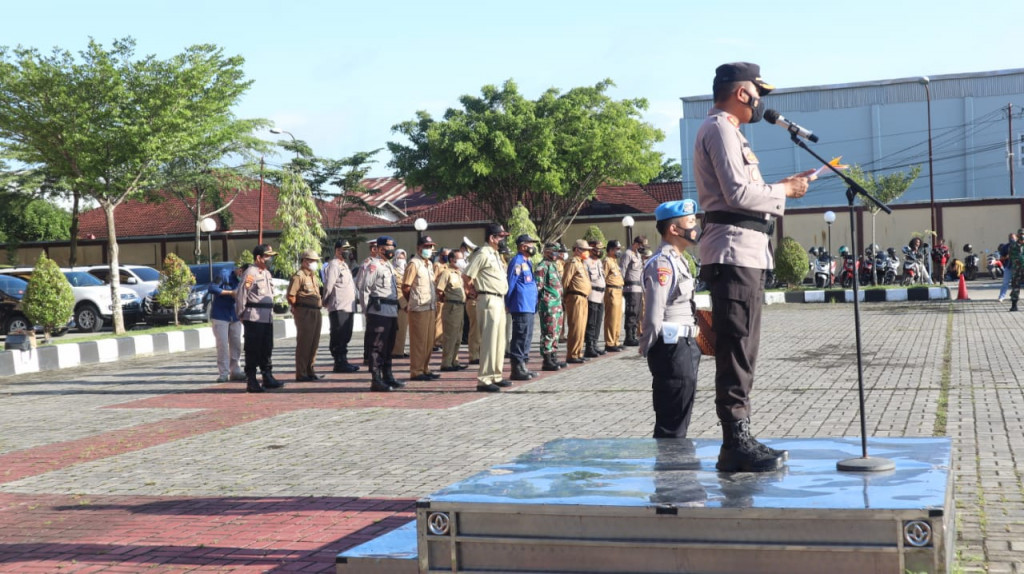 Senin, 15 Maret 2021 Apel gelar pasukan simulasi pemadaman api dalam rangka pencegahan kebakaran hutan dan lahan 2021 di lapangan Polresta Samarinda