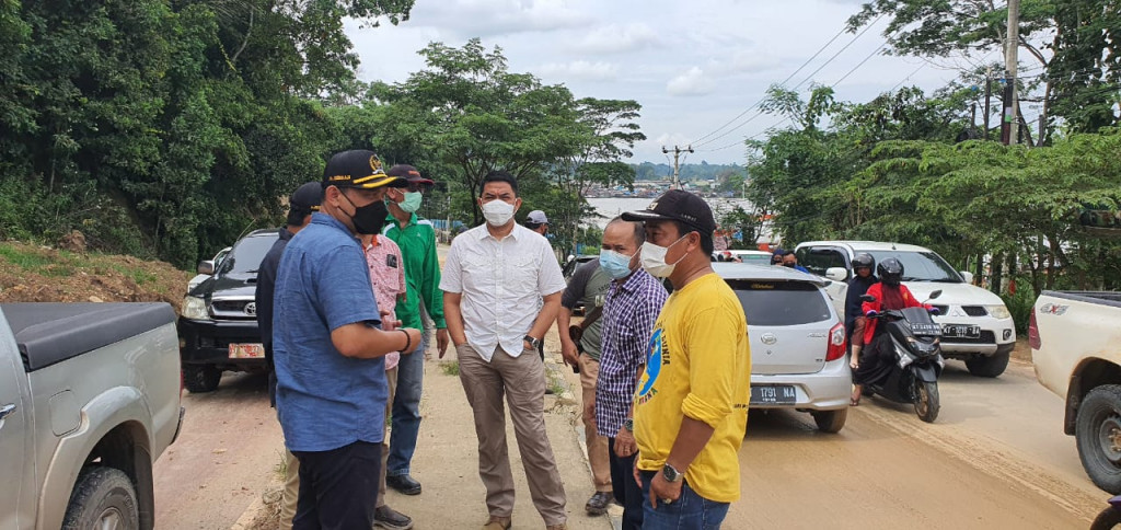 Minggu, 18 April 2021 Pengecekan dan diskusi Mencari Solusi Penganan Longsor Teluk Bajau