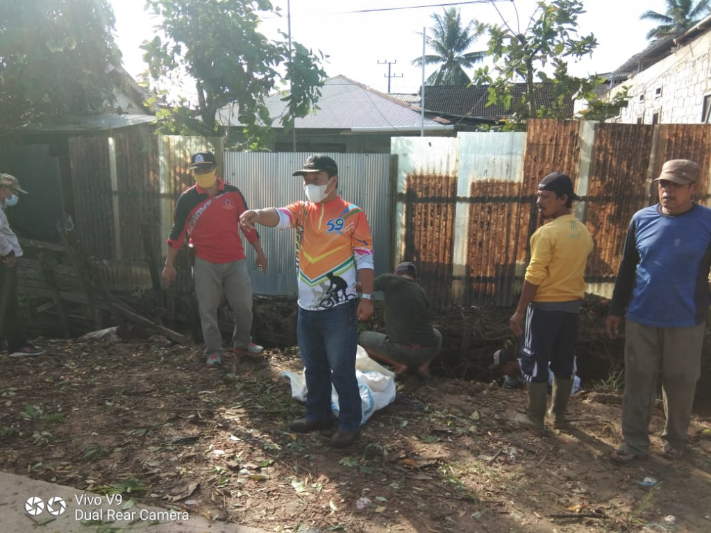 Jumat, 23 April 2021 Gotong Royong Kebersihan Normalisasi Parit Dalam Rangka Pengendalian Genangan Banjir di Kelurahan Bukuan Kecamatan Palaran
