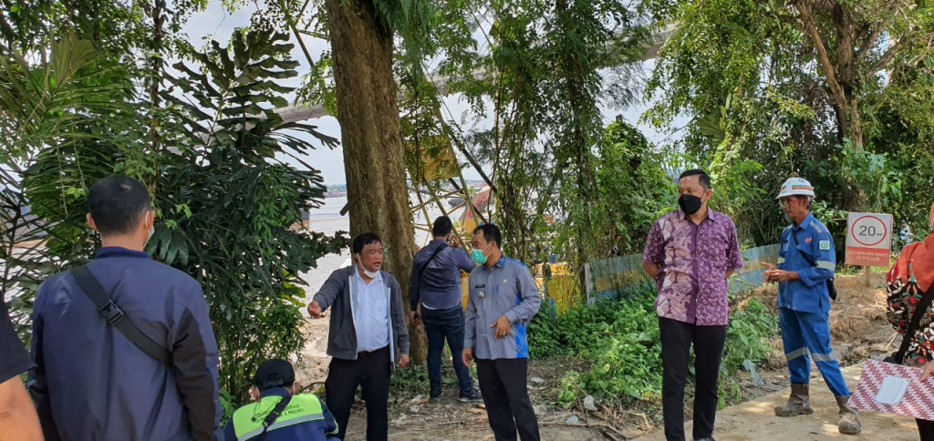 Kamis, 29 April 2021 Peninjauan Lokasi Abrasi di bawah Jembatan Mahkota II