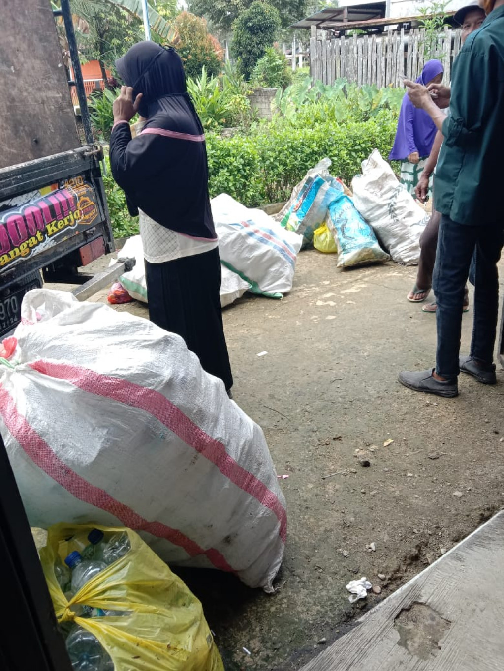 Sabtu, 1 Mei 2021 Setoran rutin  sampah dan tabungan emas di bank Sampah Makmur Lestari kelurahan Rawa makmur