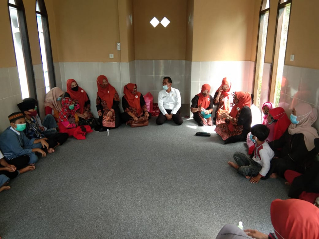 Rabu, 5 Mei 2021 Pembagian Santunan Anak Yatim dari Komunitas Insan Peduli (KIP) Kota Samarinda di Musholla Nurul Amal Kantor Kecamatan Palaran