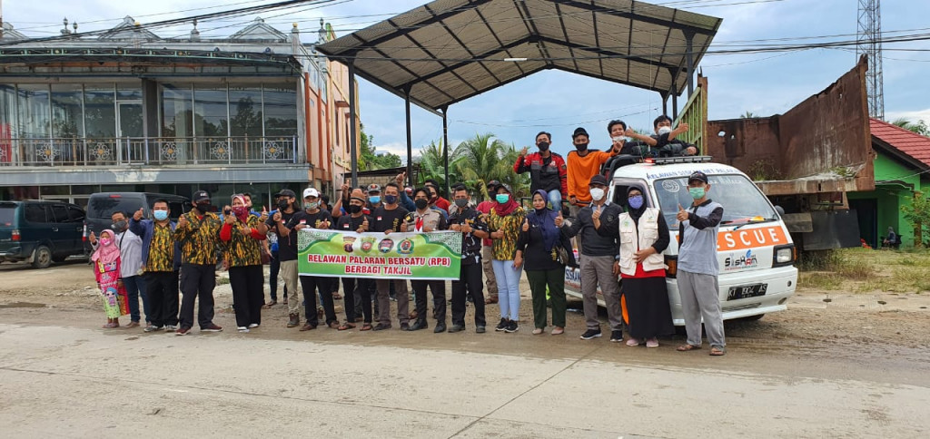 Minggu, 09 Mei 2021 pembagian 2000 Takjil dipadukan dengan sosialisasi Prokes dan pembagian masker