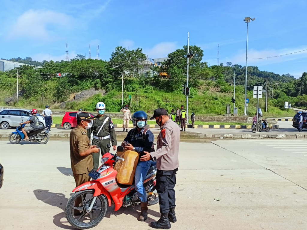 Senin, 10 Mei 2021 Operasi posko gabungan di posko penyekatan lebaran 2021 Mahkota 2