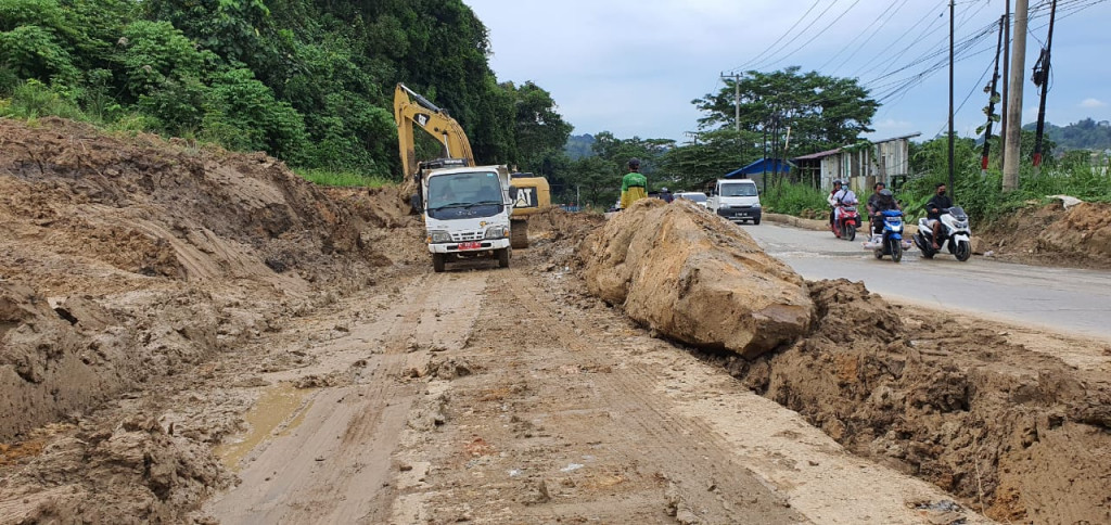 Pengerukan Tanah/Lumpur di Longsoran Teluk Bajau
