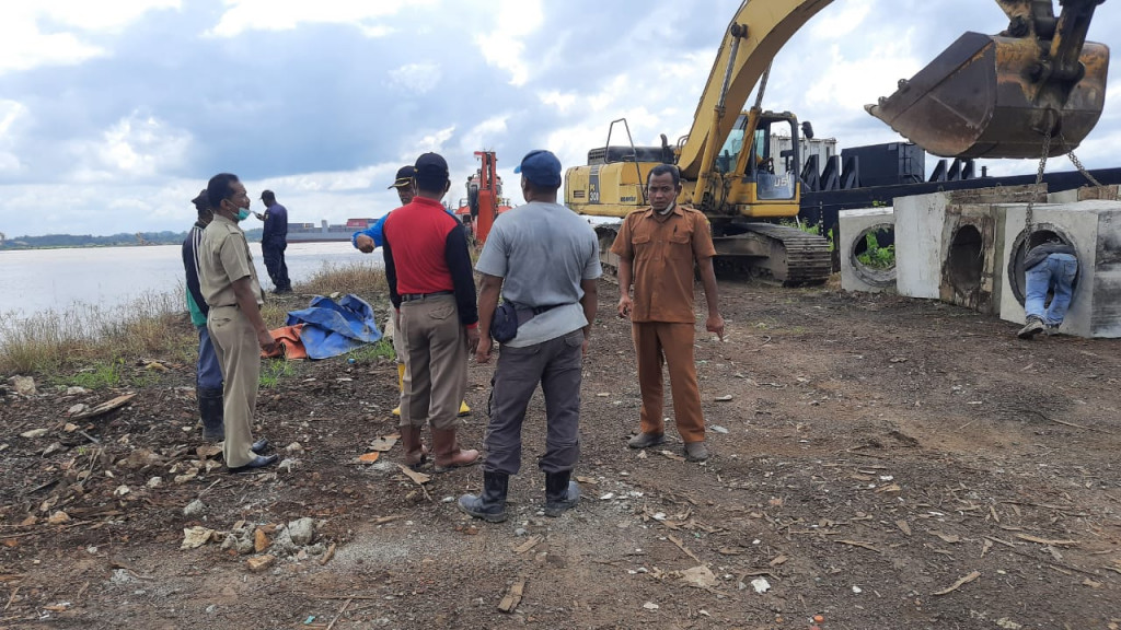 Penurunan Box Culvert yang Diturunkan Menggunakan Excavator Untuk Perbaikan Gorong-gorong di Kelurahan Bukuan