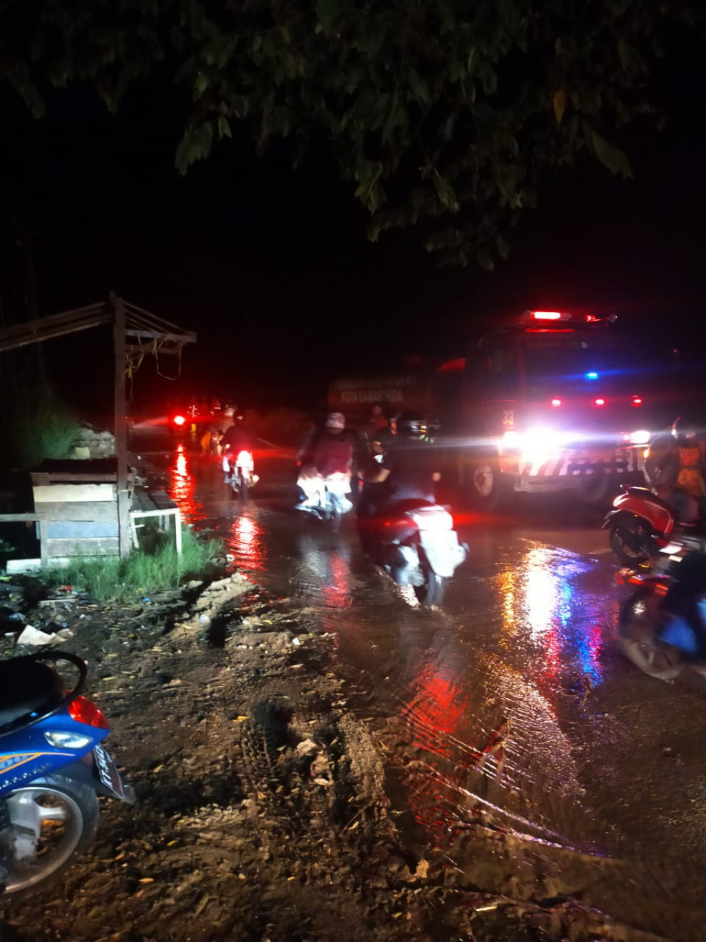 Penyemprotan tanah longsor di jalanan teluk bajau