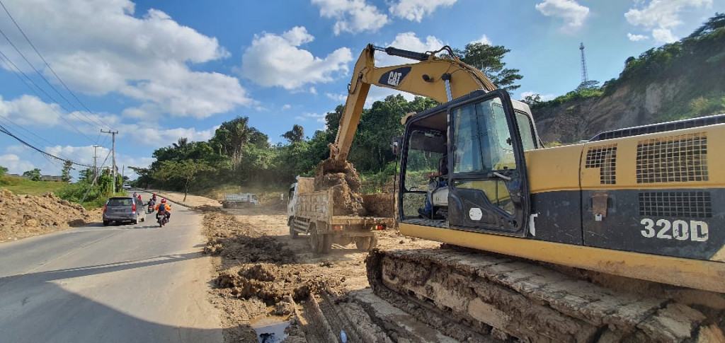 Pemantauan kegiatan pemindahan/pembersihan tanah longsor di teluk bajau dengan alat excavator dan 4 unit DT.