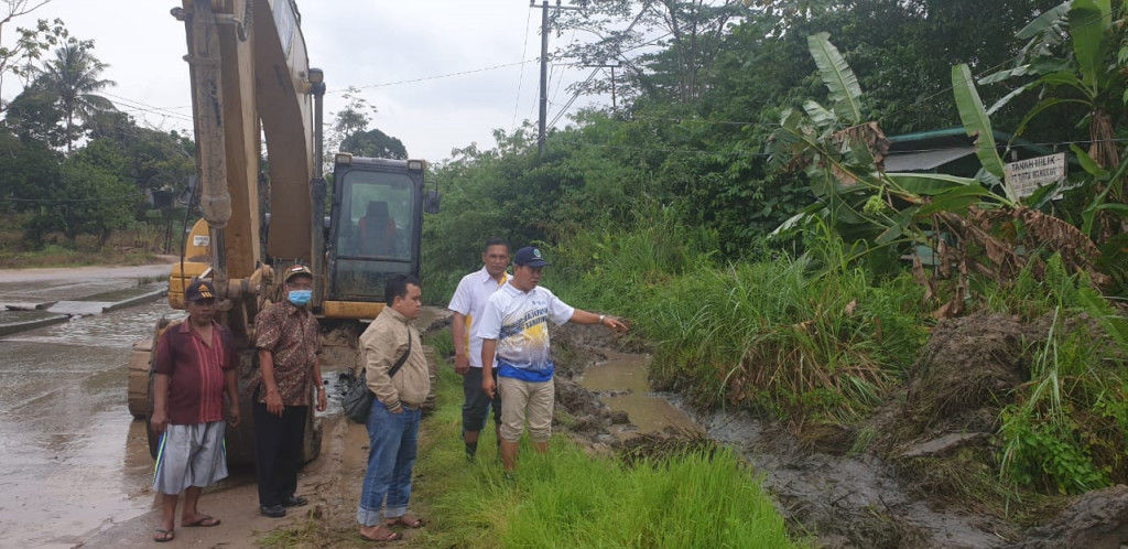 Pelaksanaan Pengerukan Drainase di Jl Ampera