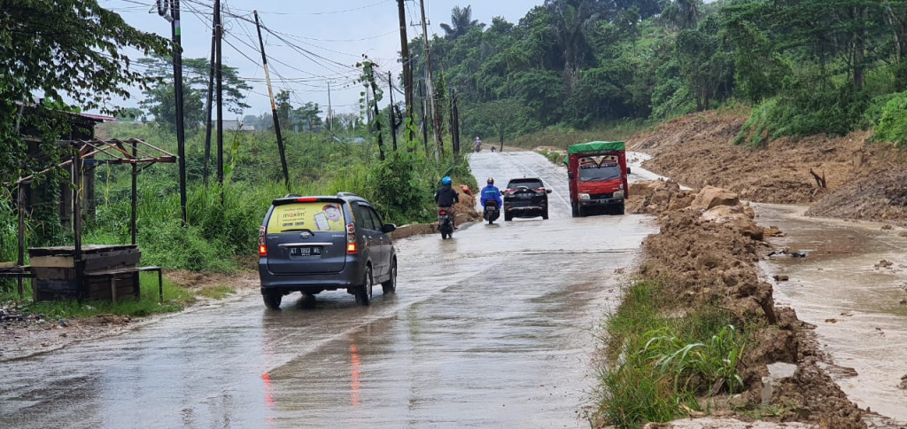 Pengecekan Kondisi Longsoran Teluk Bajau Pasca di Guyur Hujan Deras