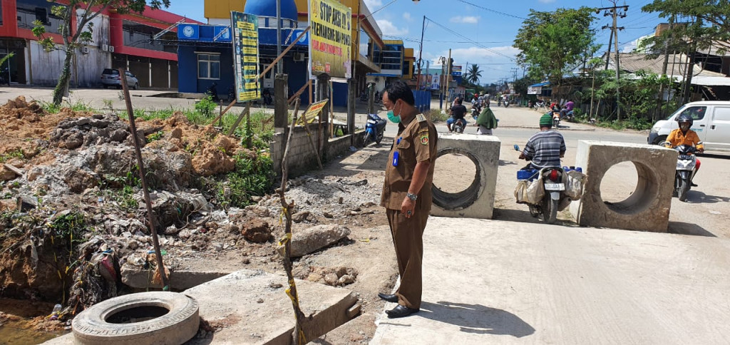 Melaksanakan Monev Pekerjaan Pengecoran di Atas Gorong-gorong simpang Empat Peti Kemas Bukuan