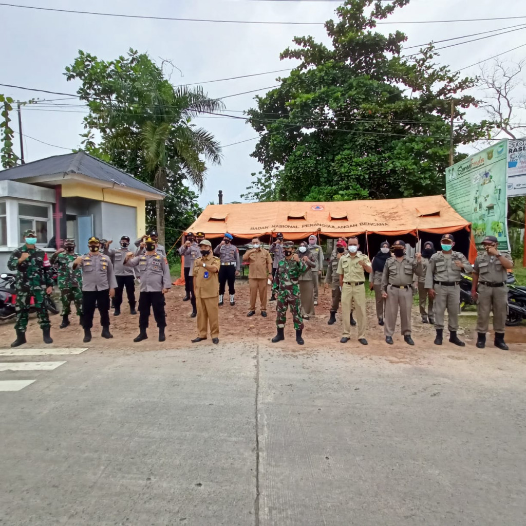 Pengecekan Suhu Tubuh dan Pembagian Masker di Posko Mahkota 2