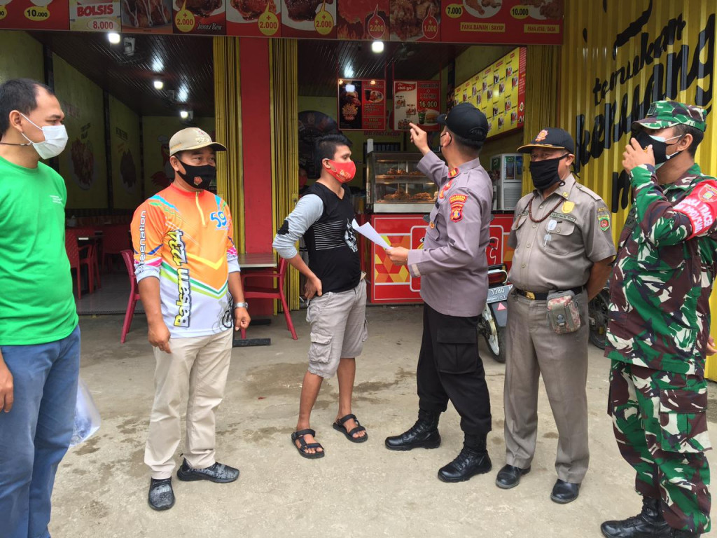 Apel Gabungan dan Kegiatan dalam Rangka Operasi Yustisi, Pembagian Surat Instruksi Walikota No 2 Tahun 2021 Serta Penyemprotan Disinfektan