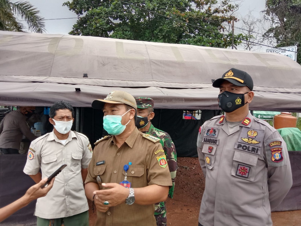 Pemeriksaan di Pos Penyekatan PPKM Mikro di Jembatan Achmad Amins Palaran