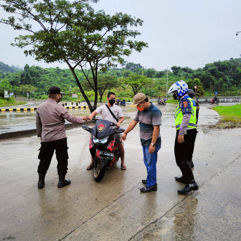 Melaksanakan Giat di Pos Penyekatan PPKM Mikro Jembatan Achmad Amins