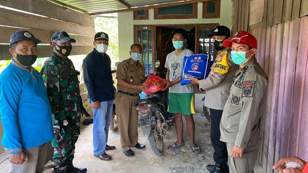 Memberikan Bantuan Sosial Kepada Masyarakat yang Sedang Isolasi Mandiri
