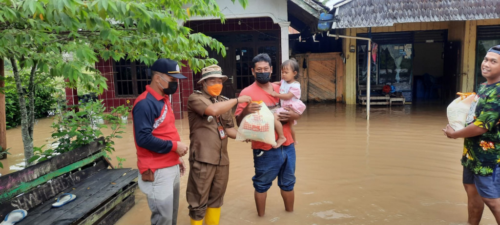 Penyerahan Bantuan Berupa Paket Sembako Terhadap Warga yang Terdampak Banjir di Wilayah Kecamatan Palaran