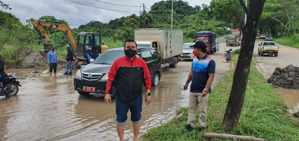 Pemantauan Penanganan Longsor dan Genangan Air Oleh UPTD Jalan Provinsi Kaltim