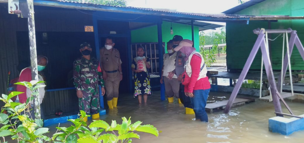 Penyaluran Bantuan Sembako Bagi Korban Banjir Kelurahan Bantuas