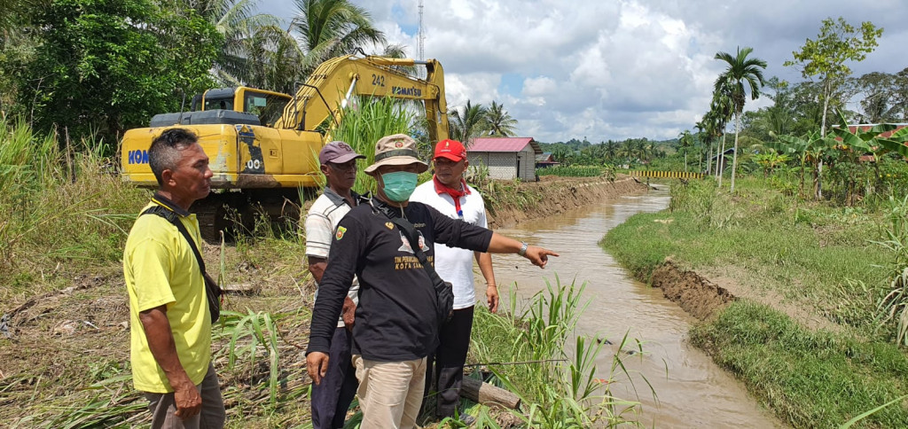 Pengerukan Sungai Stadion di Kelurahan Simpang Pasir