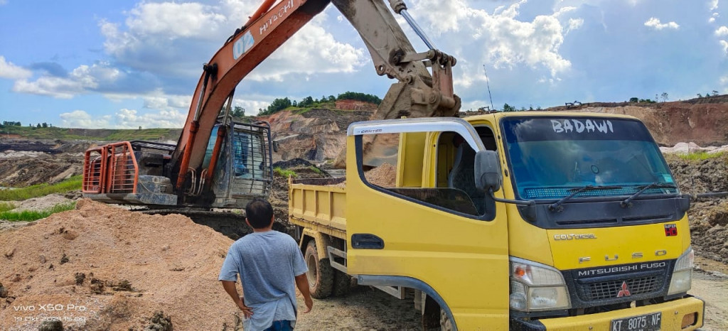 Bantuan Sirtu dari PT Mutiara Etam Coal Untuk Beberapa Jalanan Rusak di Wilayah Kelurahan Rawa Makmur Kecamatan Palaran