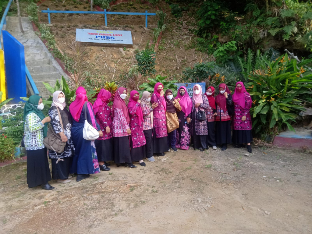 Menerima Kunjungan TP PKK Kabupaten Paser di Kawasan PHBS dan LBS